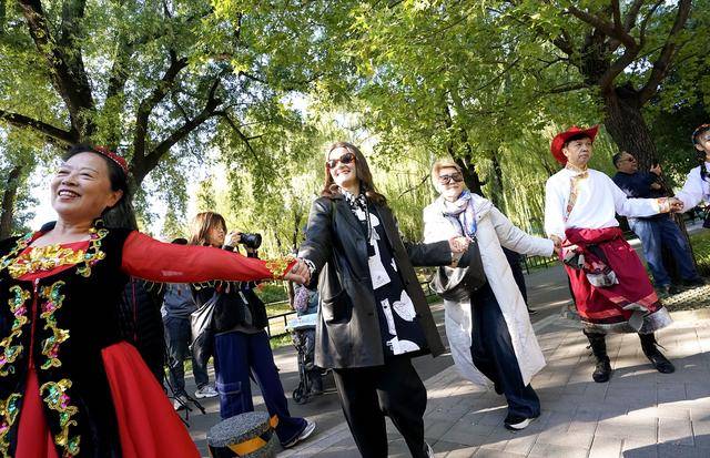 國際舞蹈大師打卡紫竹院、頤和園，與北京愛好舞蹈者即興共舞