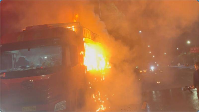 江西九江：貨車起火直驅消防隊 消防員快速處置火情