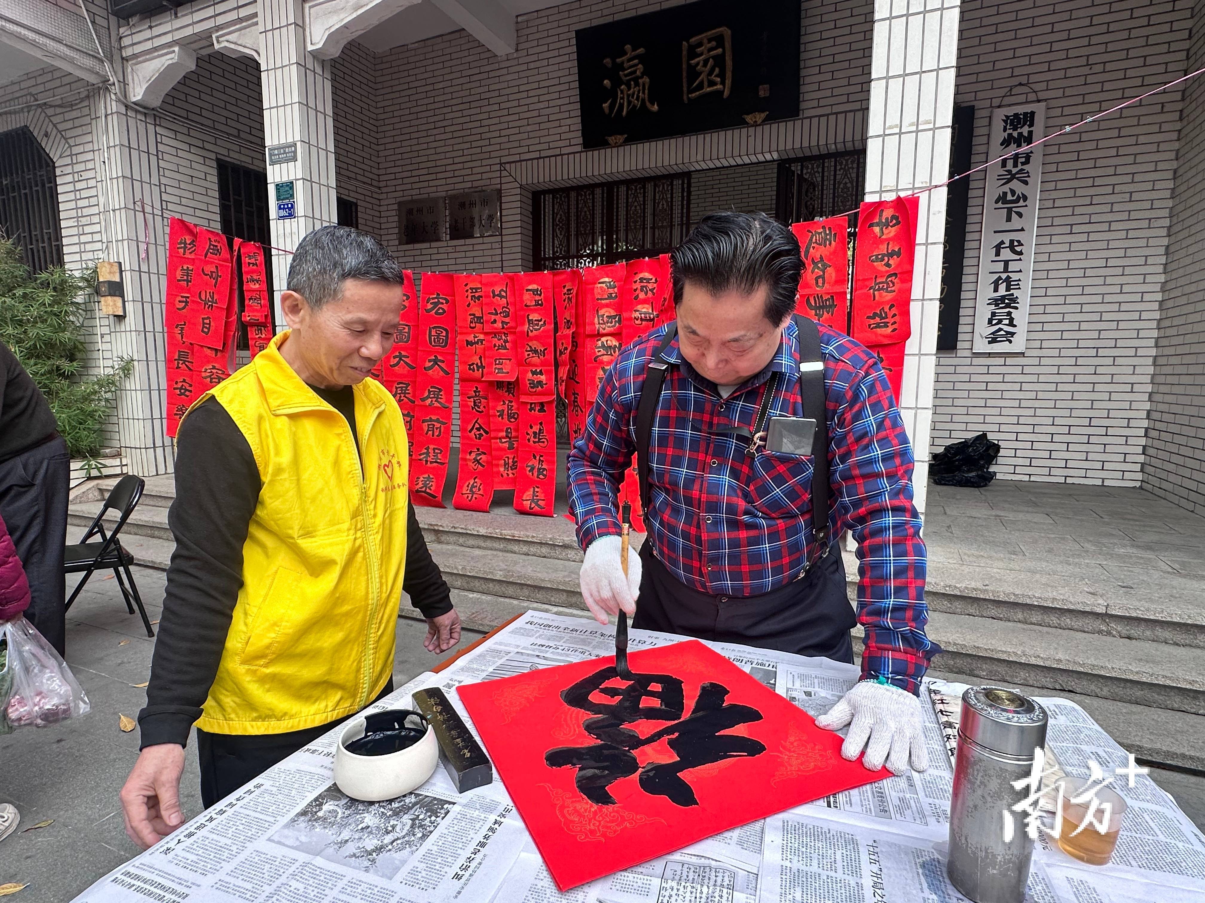 潮州老書法家街頭手寫春聯，為遊客送別樣禮物