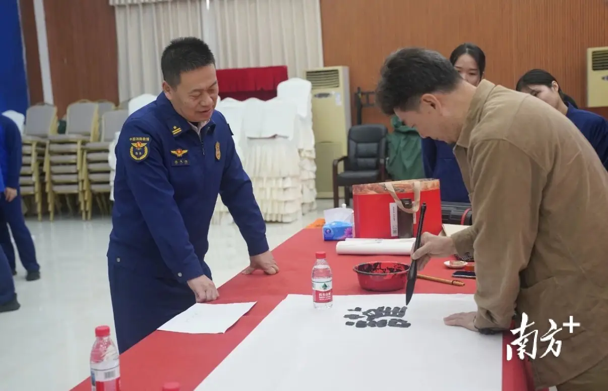 致敬春節堅守者！江城書法家為消防指戰員送上“平安福”