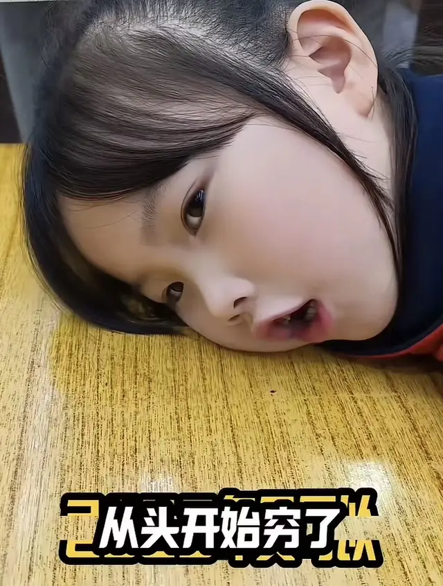 原創離春節還剩21天，廣東8歲女孩闖大禍，拆快遞氣哭，網友卻笑出淚